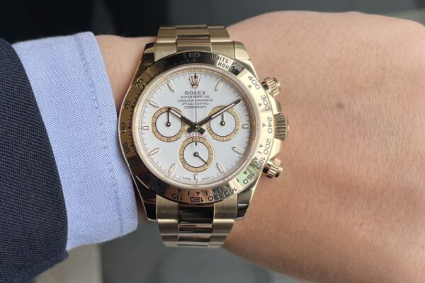 クリーンな白文字盤いかがでしょう。