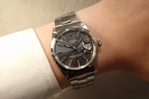 ブルーグレーのような綺麗な文字盤のヴィンテージが入荷です