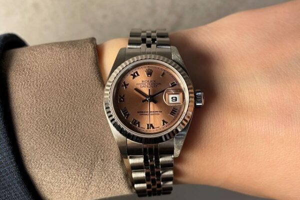 上品で可愛らしいピンクローマ文字盤