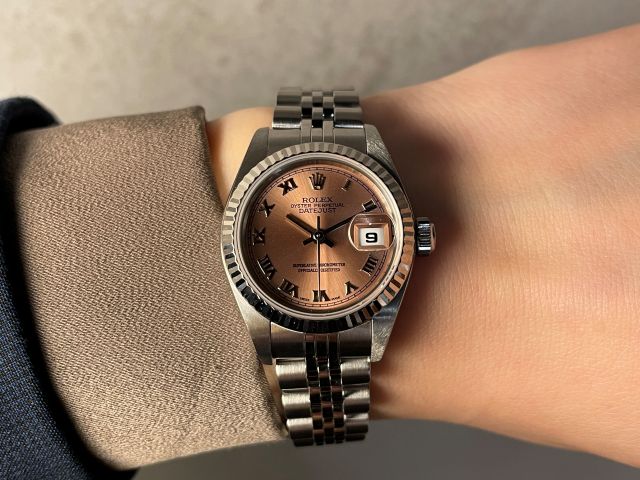 上品で可愛らしいピンクローマ文字盤