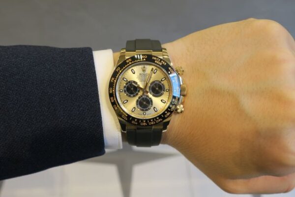 迫力ある黒枠付きインデックス