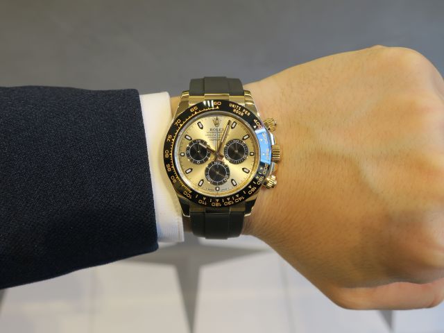 迫力ある黒枠付きインデックス