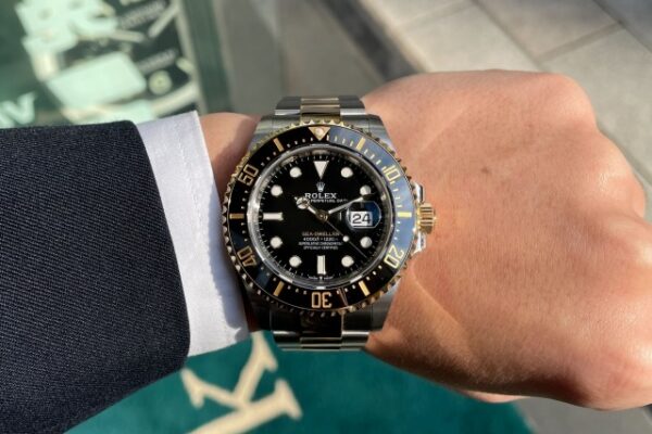 大振りなケースと無骨さが魅力的