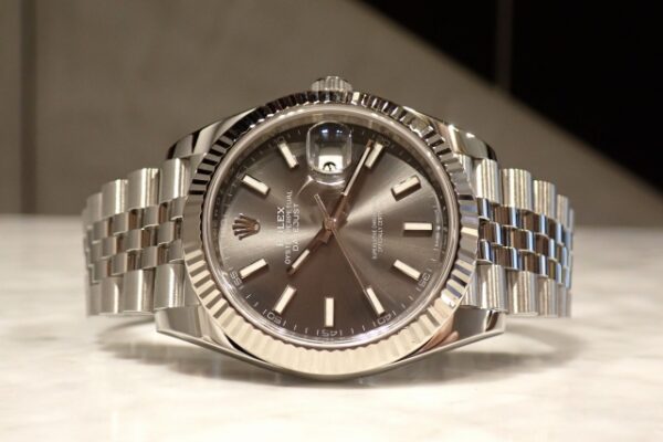 耐久性と美しさを兼ね備えたデイトジャスト【Ref.126334】スレート文字盤