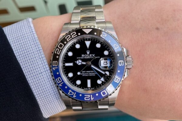 魅力的な配色のバットマン　Ref.126710BLNR